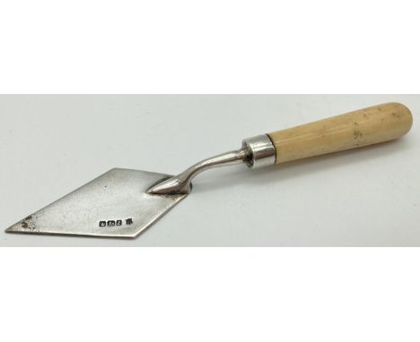 A Victorian bone handled solid silver butter trowel, fully hallmarked to trowel blade. Hallmarked for Sheffield 1892 with Gol