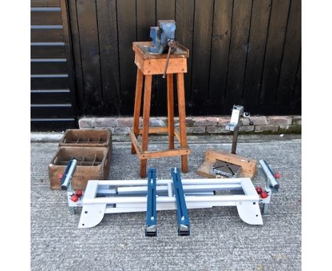 A Record 95mm vice on a wooden stand, together with a bench saw and two wooden crates