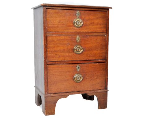 An early 19th Century George III mahogany bachelors chest of drawers. The straight bank of three drawers having oval repousse