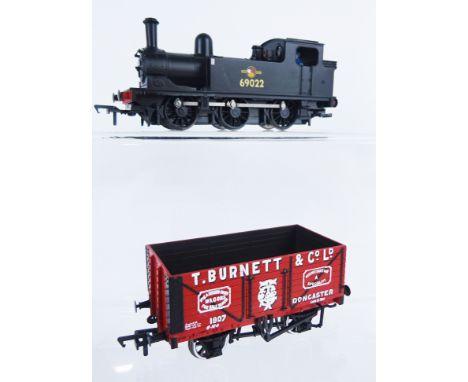 Bachmann OO Gauge 0-6-0 BR Black late crest tank engine 69022,  31-059 & Burnett & Co. plank wagon, 31-125K both boxed (2) 