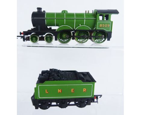 Hornby 00 gauge L.N.E.R. 4-6-0, green, B12/3 Class, steam locomotive and tender, 8509, boxed, R.866   Condition Report  Loco:
