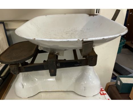 A shop scales with an enamel pan