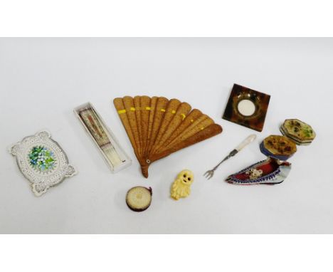Mixed lot to include a faux tortoiseshell picture frame, mother-of-pearl handled pickle fork, two 19th century octagonal card