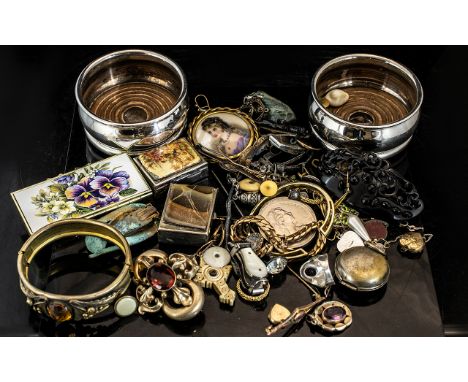 Mixed Lot of Oddments and Collectibles, to include two coasters, pill boxes, sovereign case, odd silver jewellery, two modern