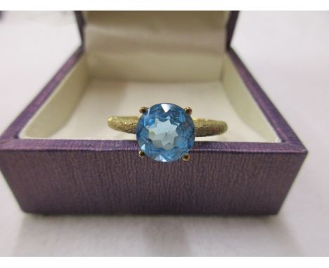 9ct topaz ring - Estimate £40 to £60