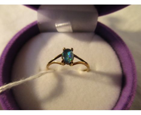 9ct opal ring - Estimate £30 to £45