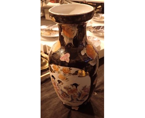 Oriental ceramic vase. Not available for in-house P&amp;P, contact Paul O'Hea at Mailboxes on 01925 659133 