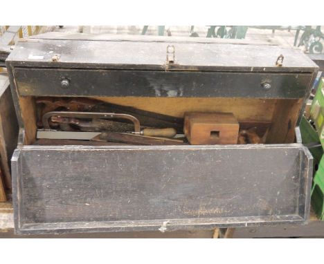 Vintage wooden tool box&nbsp;containing assorted tools to include saws, chisels, etc&nbsp;