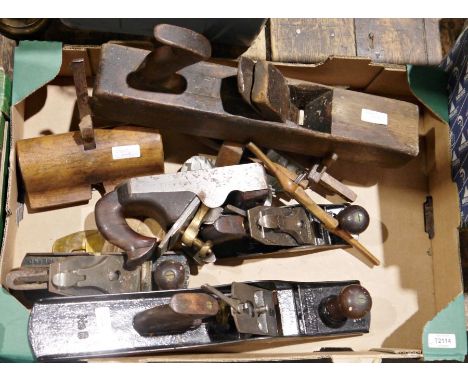 Quantity of vintage woodworking planes&nbsp;to include makers Bailey, Record, etc (1 box)&nbsp;