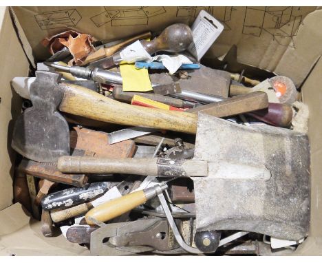 Wickes wet and dry bench grinder&nbsp;and a quantity of assorted tools&nbsp;to include chisels, planes, axes, screwdrivers, e