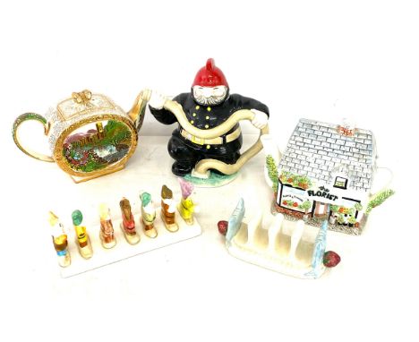 Selection of novelty teapots to include Sadler,  Western house and J Luber, Walt Disney toast rack, Shorter &amp; Sons toast 