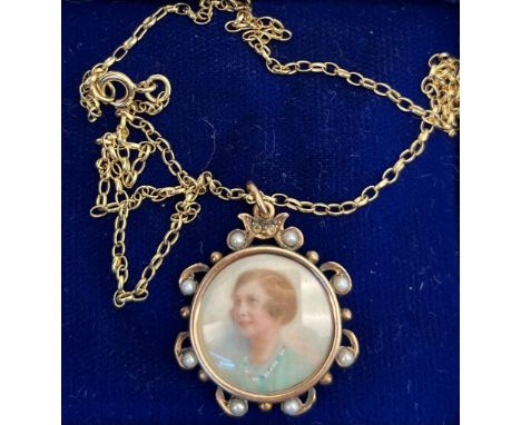 Antique Edwardian 9ct yellow gold and seed pearl pendant fitted with a miniature photograph portrait and comes with a 9ct yel
