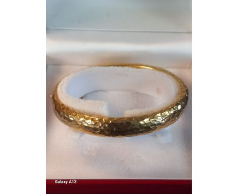 18ct yellow gold hammered bangle. [25.13grams] 