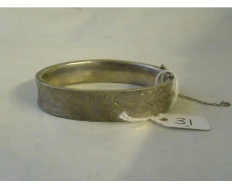 A wide vintage silver hinged bangle with  flower decoration 18.5g       