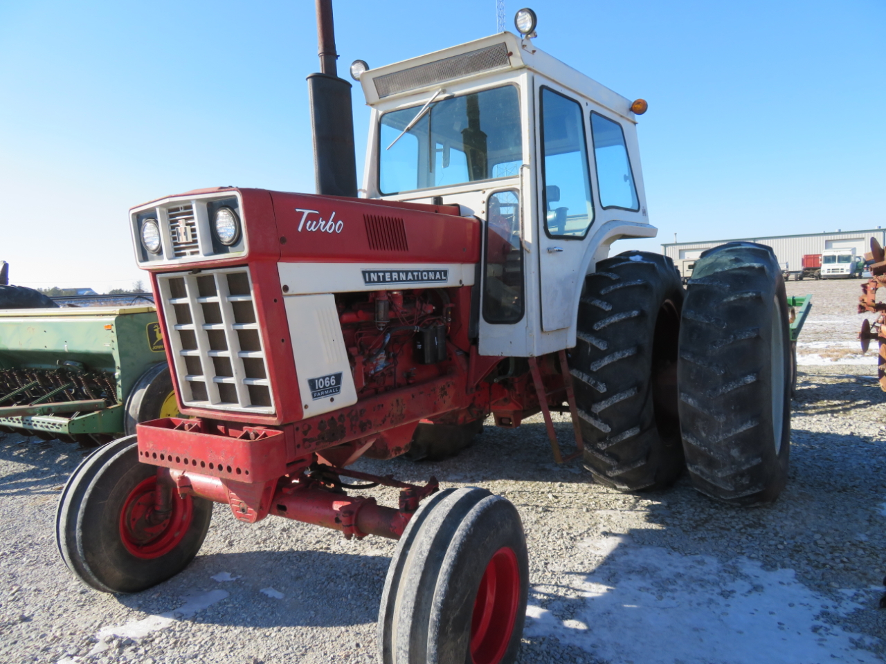 IH 1066 tractor w/cab 4,662 hours serial 2610159U017255