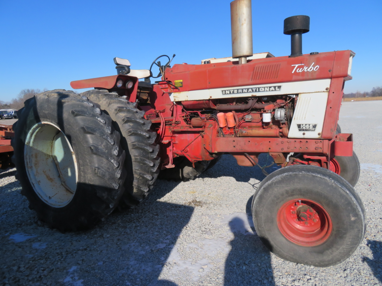 IH 1066 open station tractor 6,937 hours serial 2610154U009915