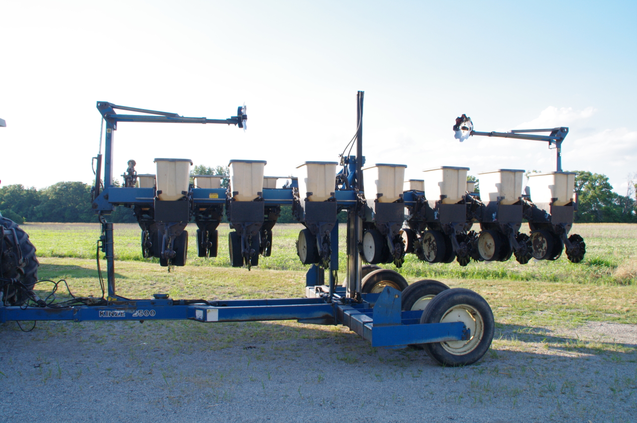 Model 2500 Kinze planter 8 row 15 with Yetter no till cutters, 8 Row 15, precision seed tubes, K