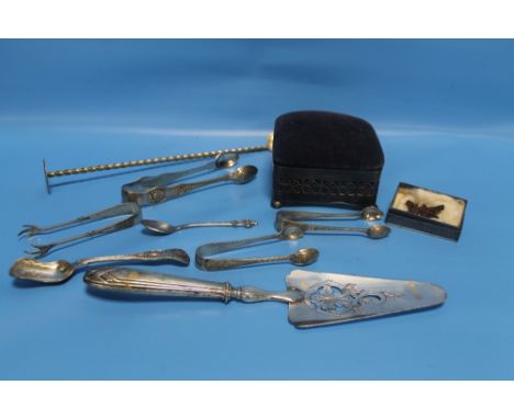 A QUANTITY OF WHITE METAL ITEMS TO INCLUDE SUGAR TONGS, PIN CUSHION, CAKE SLICE ETC.