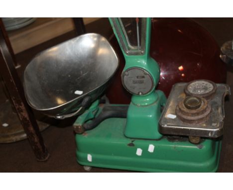 A SET OF AVERY SCALES AND WEIGHTS