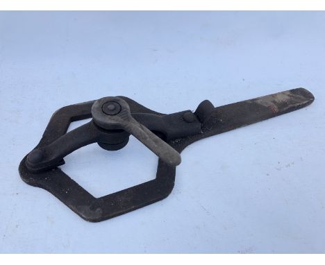 A hexagonal hub nut spanner to suit Rolls-Royce or similar, stamped D2.