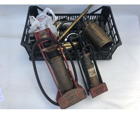 A crate of assorted workshop tools, brass sprayers, two footpumps etc. 