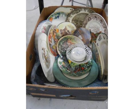 A mixed lot of collector's plates.