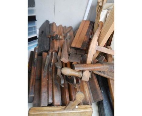 A good lot of woodworking tools some with brass mounts.