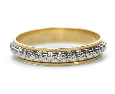 ETCHED WEDDING BAND, the central raised section with engraved decoration, within a yellow gold border, marked 18kt, size R, 2