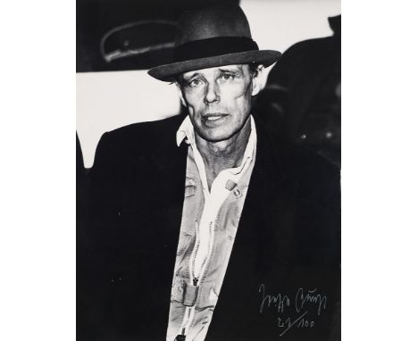 Fluxus - - Joseph Beuys. (1921 Krefeld - 1986 Düsseldorf). o.T. (Portrait). Silbergelatineabzug auf Photopapier. 30,5 x 24 cm