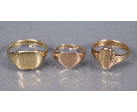 Three 9ct. gold signet rings, sizes: I/J, O, &amp; R; 7.7gm total.