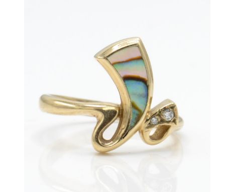 A hallmarked 9ct gold abalone and diamond ring. The ring set with 2 graduated round brilliant cut diamonds with an abalone se
