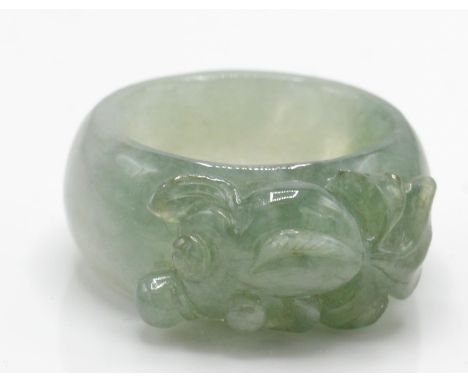 A Chinese carved hardstone Jade ring in the form of a fish. The ring having a carved fish motif to plain carved band. Total w