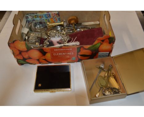 A box containing a compact scent bottle, cutlery, trinket box, etc. 