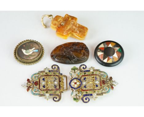 A small group of antique and vintage costume jewellery to include an enamel buckle, Scottish agate brooch and a mosaic bird b