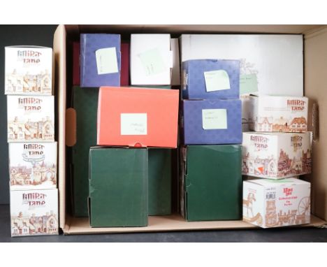 Twenty two Boxed Lilliput Lane Cottages including Clare Cottage, Four Seasons, Finders Keepers, Fisherman's Bothy, The Toybox