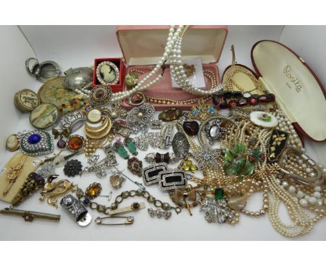 A collection of compacts, deco clips, a hazelnut brooch by Exquisite and other items of vintage costume jewellery Condition R