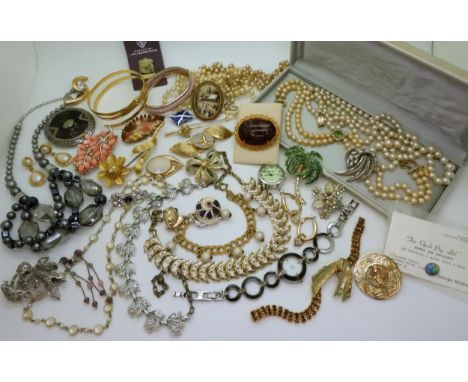 A string of Ciro pearls with a 9ct gold clasp, a loose black opal, and a collection of vintage brooches to include items by E