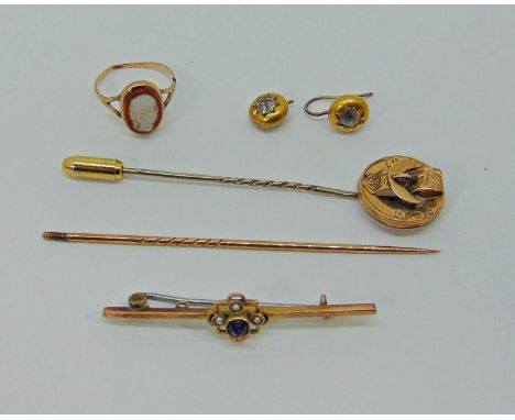 Group of yellow metal items to include a bar brooch, cameo ring (cut), Scottish style buckle stick pin, etc, 7.4g total 