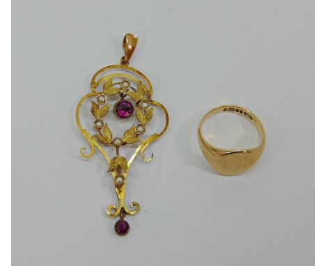 Edwardian 9ct pendant set with garnets and seed pearls, together with a 9ct signet ring, size H, 5.1g total (2) 