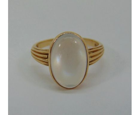 9ct cabochon moonstone ring with banded shoulders, maker 'BJ', London 1980, size L/M, 3g 