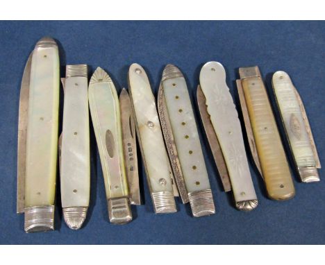 7 Georgian and later silver bladed fruit knives with mother of pearl casework and a Georgian silver travelling fork with fold
