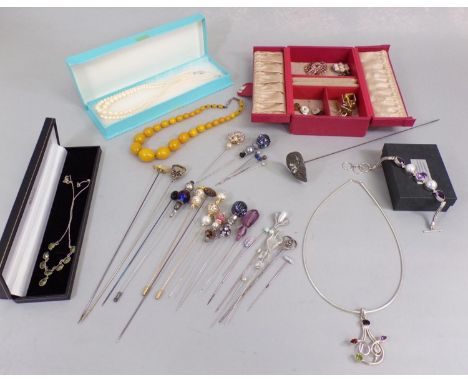 Collection of costume jewellery to include a stylised silver multi-gem set pendant necklace, silver amethyst and pearl bracel