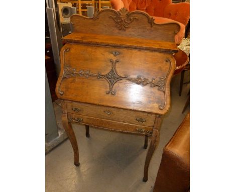 A LATE NINETEENTH/EARLY TWENTIETH CENTURY BUREAU DE DAME, THE SHAPED RAISED BACK, OVER SHELF, THE SLOPE FRONT REVEALING FOOTE