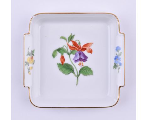 Aschenbecher Meissenmit polychromer Blumenmalerei, 2. Wahl, blaue Schwertermarke, 11 cm x 10 cmAshtray Meissenwith polychrome