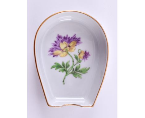 Aschenbecher Meissenmit floralem Dekor polychrom bemalt, blaue Schwertermarke, 2. Wahl, 8 cm x 6 cmAshtray Meissenwith floral