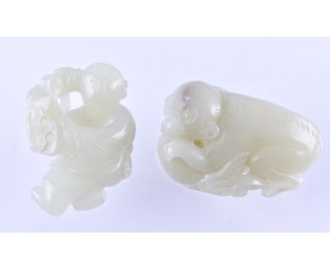 2 Jadeschnitzerein späte Qing Dynastieein Kind, 4 cm x 2,5 cm, ein Affe, 4 cm x 2,2 cm, feine und detailgetreue Schnitzerei,P