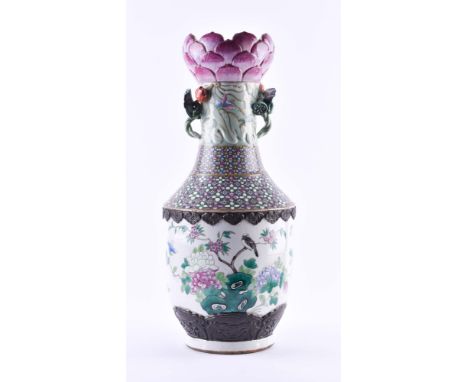 Bodenvase China um 1900/15späte Qing-Dynastie oder frühe Republik Periode, die Wandung mit verschiedenen Techniken glasiert u