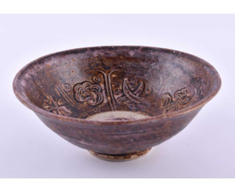 Schale Vietnam, Ho-Dynastie 14. / 15. Jhd.dunkelbraune Glasur, innen mit floralem Dekor verziert, H: 6,4 cm, Ø 16,8 cm, Vergl