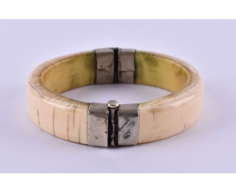 Armreif Afrika um 1900Elfenbein, Innen Ø 6,5 cm, aufklappbar mit SicherheitsschließeBangle Africa around 1900ivory, inner Ø 6