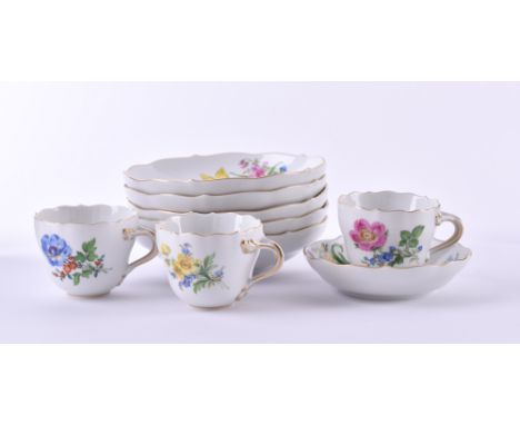Konvolut Meissen9-tlg., 5 Untertassen, 3 Mokkatassen, 1 kl. Untertasse, polychrome Blumenmalerei, Goldrand, 2. Wahl, blaue Sc